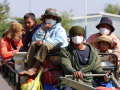 Over 100,000 Cambodians flee as border conflict with Thailand enters 4th day - Hindi News | Over 100,000 Cambodians flee as border conflict with Thailand enters 4th day | Latest international News at Lokmattimes.com