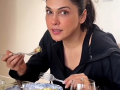 Isha Koppikar explains how abs are made in the kitchen not in the gym - Hindi News | Isha Koppikar explains how abs are made in the kitchen not in the gym | Latest entertainment News at Lokmattimes.com