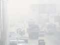 Thick layer of smog blankets Delhi-NCR, air quality stays in 'severe' zone - Hindi News | Thick layer of smog blankets Delhi-NCR, air quality stays in 'severe' zone | Latest national News at Lokmattimes.com