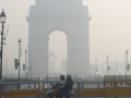 Delhi chokes under ‘very poor’ air as AQI slips; dense fog disrupts flights - Hindi News | Delhi chokes under ‘very poor’ air as AQI slips; dense fog disrupts flights | Latest national News at Lokmattimes.com