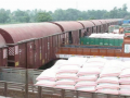Indian Railways' fertiliser loading up to ensure uninterrupted supply to farmers - Hindi News | Indian Railways' fertiliser loading up to ensure uninterrupted supply to farmers | Latest business News at Lokmattimes.com