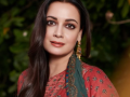 Dia Mirza marks 20 years of her Christmas tree: Reusing is great way of letting go of patterns - Hindi News | Dia Mirza marks 20 years of her Christmas tree: Reusing is great way of letting go of patterns | Latest entertainment News at Lokmattimes.com