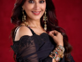 Sonali Bendre opens up about being the extreme opposite of her 'Hum Saath Saath Hain' character 'Preeti' - Hindi News | Sonali Bendre opens up about being the extreme opposite of her 'Hum Saath Saath Hain' character 'Preeti' | Latest entertainment News at Lokmattimes.com