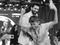 Vicky Kaushal’s sweet gesture leaves a young fan overjoyed - Hindi News | Vicky Kaushal’s sweet gesture leaves a young fan overjoyed | Latest entertainment News at Lokmattimes.com