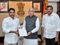 Andhra: Jagan submits one crore signatures to Guv against privatisation of medical colleges - Hindi News | Andhra: Jagan submits one crore signatures to Guv against privatisation of medical colleges | Latest national News at Lokmattimes.com