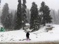 Season’s first snowfall enlivens Kashmir; Gulmarg awaits Christmas, New Year eve revellers - Hindi News | Season’s first snowfall enlivens Kashmir; Gulmarg awaits Christmas, New Year eve revellers | Latest national News at Lokmattimes.com