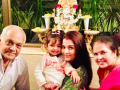 Aishwarya Rai drops an adorable unseen pic of Aaradhya with her grandparents on their anniversary - Hindi News | Aishwarya Rai drops an adorable unseen pic of Aaradhya with her grandparents on their anniversary | Latest entertainment News at Lokmattimes.com