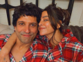 Shibani Akhtar twins with hubby Farhan Akhtar as they celebrate the most beautiful time of the year - Hindi News | Shibani Akhtar twins with hubby Farhan Akhtar as they celebrate the most beautiful time of the year | Latest entertainment News at Lokmattimes.com