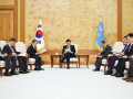 South Korean Prez Lee begins work at Cheong Wa Dae after presidential office relocation - Hindi News | South Korean Prez Lee begins work at Cheong Wa Dae after presidential office relocation | Latest international News at Lokmattimes.com