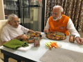 Heeraben Modi’s third death anniversary: Manoj Muntashir shares heart-wrenching account of PM's grief - Hindi News | Heeraben Modi’s third death anniversary: Manoj Muntashir shares heart-wrenching account of PM's grief | Latest national News at Lokmattimes.com