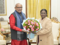 VP Radhakrishnan meets President Murmu, extends New Year greetings - Hindi News | VP Radhakrishnan meets President Murmu, extends New Year greetings | Latest national News at Lokmattimes.com