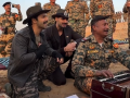 Varun Dhawan, Ahan Shetty & Sonu Nigam jam on 'Ghar Kab Aaoge’ with our Indian soldiers - Hindi News | Varun Dhawan, Ahan Shetty & Sonu Nigam jam on 'Ghar Kab Aaoge’ with our Indian soldiers | Latest entertainment News at Lokmattimes.com