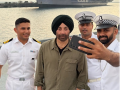 Sunny Deol says 'Hindustan Meri Jaan' as he poses with the Indian Navy officers - Hindi News | Sunny Deol says 'Hindustan Meri Jaan' as he poses with the Indian Navy officers | Latest entertainment News at Lokmattimes.com