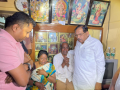 K'taka HM Parameshwara meets bereaved family of Indo-Canadian software professional in Bengaluru - Hindi News | K'taka HM Parameshwara meets bereaved family of Indo-Canadian software professional in Bengaluru | Latest national News at Lokmattimes.com