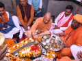CM Yogi Adityanath performs Rudrabhishek, prays for well-being of residents - Hindi News | CM Yogi Adityanath performs Rudrabhishek, prays for well-being of residents | Latest national News at Lokmattimes.com