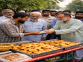 More support pours in for Muslim vendor in Andhra who faced harassment - Hindi News | More support pours in for Muslim vendor in Andhra who faced harassment | Latest national News at Lokmattimes.com