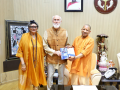 US vedic scholar David Frawley meets CM Yogi Adityanath, lauds his governance - Hindi News | US vedic scholar David Frawley meets CM Yogi Adityanath, lauds his governance | Latest national News at Lokmattimes.com