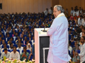 Serve with humanity beyond caste, religion: K'taka CM to health staff - Hindi News | Serve with humanity beyond caste, religion: K'taka CM to health staff | Latest national News at Lokmattimes.com