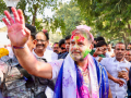 Rahul Gandhi celebrates Holi at Congress HQ, calls for harmony and togetherness - Hindi News | Rahul Gandhi celebrates Holi at Congress HQ, calls for harmony and togetherness | Latest national News at Lokmattimes.com