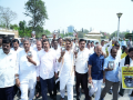 BJP leaders stage 'empty pot' protest against Karnataka Budget - Hindi News | BJP leaders stage 'empty pot' protest against Karnataka Budget | Latest national News at Lokmattimes.com