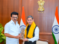 CM Stalin meets RN Ravi in Chennai after his appointment as West Bengal Governor - Hindi News | CM Stalin meets RN Ravi in Chennai after his appointment as West Bengal Governor | Latest national News at Lokmattimes.com