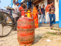Govt invokes Essential Commodities Act to ensure uninterrupted LPG supply - Hindi News | Govt invokes Essential Commodities Act to ensure uninterrupted LPG supply | Latest technology News at Lokmattimes.com