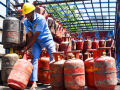Commercial LPG cylinder distribution resumes, no retail shortage: Govt official - Hindi News | Commercial LPG cylinder distribution resumes, no retail shortage: Govt official | Latest technology News at Lokmattimes.com