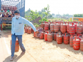 LPG production up by 28 pc in 5 days, cylinder delivery time remains 2.5 days: Hardeep Puri - Hindi News | LPG production up by 28 pc in 5 days, cylinder delivery time remains 2.5 days: Hardeep Puri | Latest business News at Lokmattimes.com