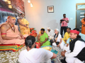 Akhilesh Yadav meets Shankaracharya in Lucknow; discusses cow welfare - Hindi News | Akhilesh Yadav meets Shankaracharya in Lucknow; discusses cow welfare | Latest national News at Lokmattimes.com