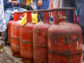 Gujarat says LPG supply adequate, 25-day gap between bookings - Hindi News | Gujarat says LPG supply adequate, 25-day gap between bookings | Latest national News at Lokmattimes.com