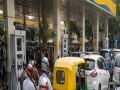 Rumours of shortage spark panic buying at petrol bunks in TN delta districts - Hindi News | Rumours of shortage spark panic buying at petrol bunks in TN delta districts | Latest national News at Lokmattimes.com
