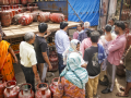 No LPG shortage, consumer rush is panic driven: Govt official - Hindi News | No LPG shortage, consumer rush is panic driven: Govt official | Latest business News at Lokmattimes.com