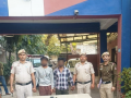 Juvenile among three held within minutes by Delhi Police in robbery case - Hindi News | Juvenile among three held within minutes by Delhi Police in robbery case | Latest national News at Lokmattimes.com