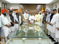 BJP delegation meets Punjab Governor, seeks CBI probe into official’s suicide - Hindi News | BJP delegation meets Punjab Governor, seeks CBI probe into official’s suicide | Latest national News at Lokmattimes.com