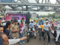 DEO Howrah steps up voter awareness drive in West Bengal via SVEEP cyclothon - Hindi News | DEO Howrah steps up voter awareness drive in West Bengal via SVEEP cyclothon | Latest national News at Lokmattimes.com