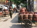 Over 50.8 lakh LPG cylinders delivered in a day as supply stays normal - Hindi News | Over 50.8 lakh LPG cylinders delivered in a day as supply stays normal | Latest national News at Lokmattimes.com