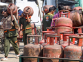 Over 50.5 lakh domestic LPG cylinders delivered in a day as supply stays normal - Hindi News | Over 50.5 lakh domestic LPG cylinders delivered in a day as supply stays normal | Latest business News at Lokmattimes.com