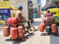 Domestic LPG, petrol and diesel prices unchanged despite jump in global cost: Govt - Hindi News | Domestic LPG, petrol and diesel prices unchanged despite jump in global cost: Govt | Latest technology News at Lokmattimes.com