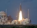NASA astronauts carry iPhones to Moon for 1st time aboard Artemis II mission - Hindi News | NASA astronauts carry iPhones to Moon for 1st time aboard Artemis II mission | Latest business News at Lokmattimes.com