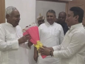 RJD MLA Faisal Rahman meets Nitish Kumar, triggering fresh row ​ - Hindi News | RJD MLA Faisal Rahman meets Nitish Kumar, triggering fresh row ​ | Latest national News at Lokmattimes.com