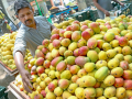Tight vigil by Hyderabad Police to check sale of chemically ripened mangoes - Hindi News | Tight vigil by Hyderabad Police to check sale of chemically ripened mangoes | Latest national News at Lokmattimes.com