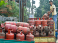 Gujarat meets 68 lakh LPG demand in March despite panic surge​ - Hindi News | Gujarat meets 68 lakh LPG demand in March despite panic surge​ | Latest business News at Lokmattimes.com