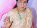 When Asha Bhosle spoke about her, elder sister Lata Mangeshkar being the ‘last of Mughals’ - Hindi News | When Asha Bhosle spoke about her, elder sister Lata Mangeshkar being the ‘last of Mughals’ | Latest entertainment News at Lokmattimes.com