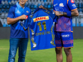 Pandya presents Chhetri with MI jersey on his visit to training camp at Wankhede - Hindi News | Pandya presents Chhetri with MI jersey on his visit to training camp at Wankhede | Latest other-sports News at Lokmattimes.com