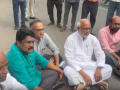 CPI(M), Samajwadi Party delegations stopped at Noida border amid worker protests - Hindi News | CPI(M), Samajwadi Party delegations stopped at Noida border amid worker protests | Latest national News at Lokmattimes.com