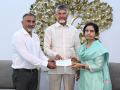 Chandrababu’s wife donates Rs 76 lakh for free meals at Anna canteens on his birthday - Hindi News | Chandrababu’s wife donates Rs 76 lakh for free meals at Anna canteens on his birthday | Latest national News at Lokmattimes.com