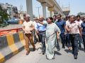 Surprise inspection: Delhi CM pulls up officials over delay in Azadpur projects - Hindi News | Surprise inspection: Delhi CM pulls up officials over delay in Azadpur projects | Latest national News at Lokmattimes.com