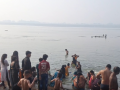 Devotees gather at UP Ganga ghats on Akshaya Tritiya; take holy dips, perform charitable rituals - Hindi News | Devotees gather at UP Ganga ghats on Akshaya Tritiya; take holy dips, perform charitable rituals | Latest national News at Lokmattimes.com