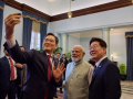 Samsung chief clicks selfie with PM Modi, S. Korean President at Noida facility - Hindi News | Samsung chief clicks selfie with PM Modi, S. Korean President at Noida facility | Latest technology News at Lokmattimes.com
