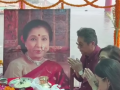 Zanai Bhosle fulfills Asha Bhosle's last wish, immerses her ashes in the Ganga at Varanasi - Hindi News | Zanai Bhosle fulfills Asha Bhosle's last wish, immerses her ashes in the Ganga at Varanasi | Latest entertainment News at Lokmattimes.com
